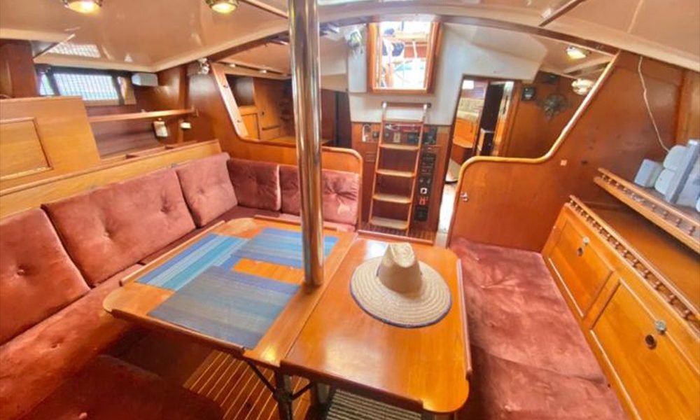 Interior del velero Wauquiez 45 en Marina Vallarta, yate en renta directo con el dueño en Puerto Vallarta